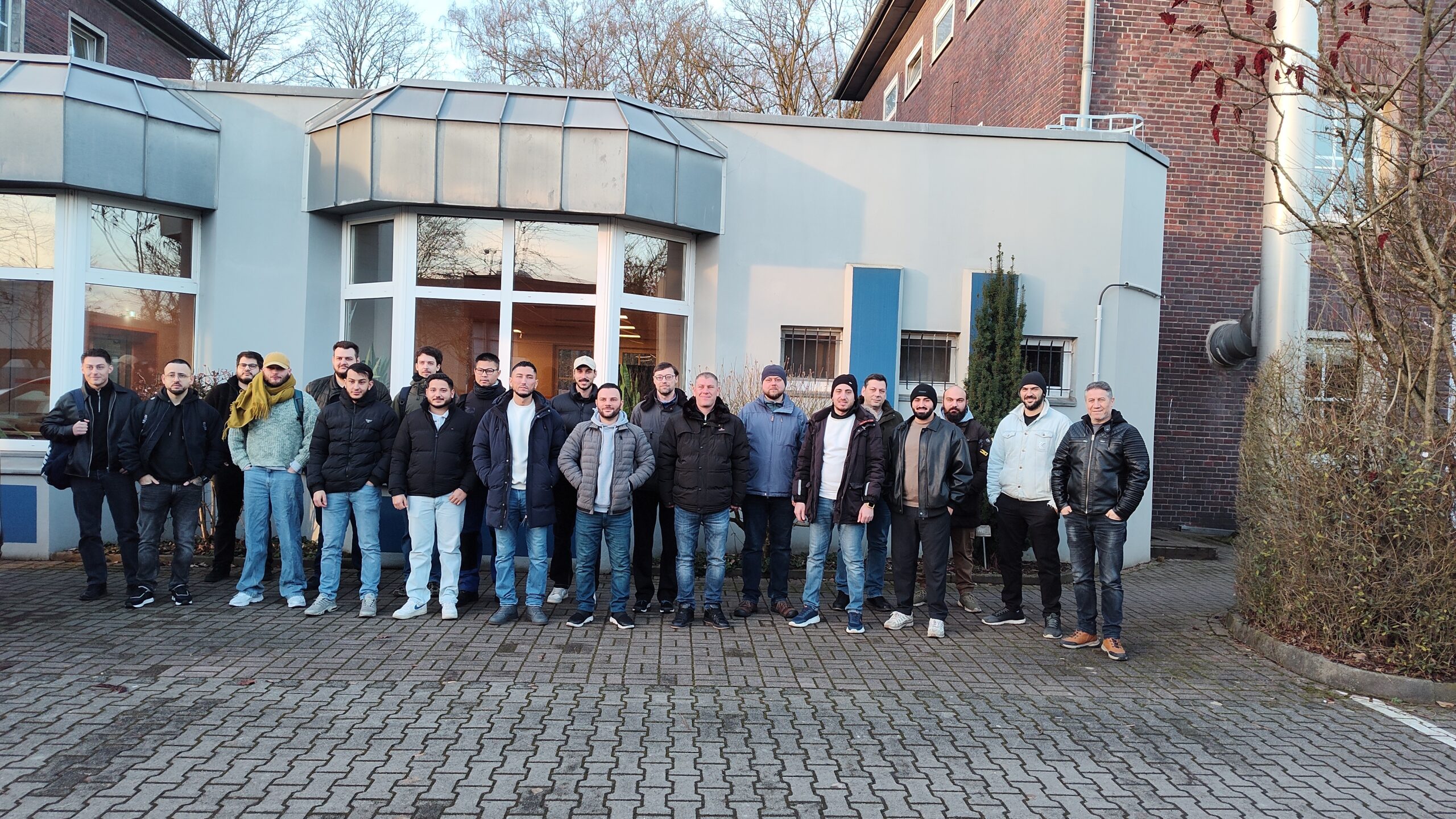 Umschueler arbeiten mit Holz